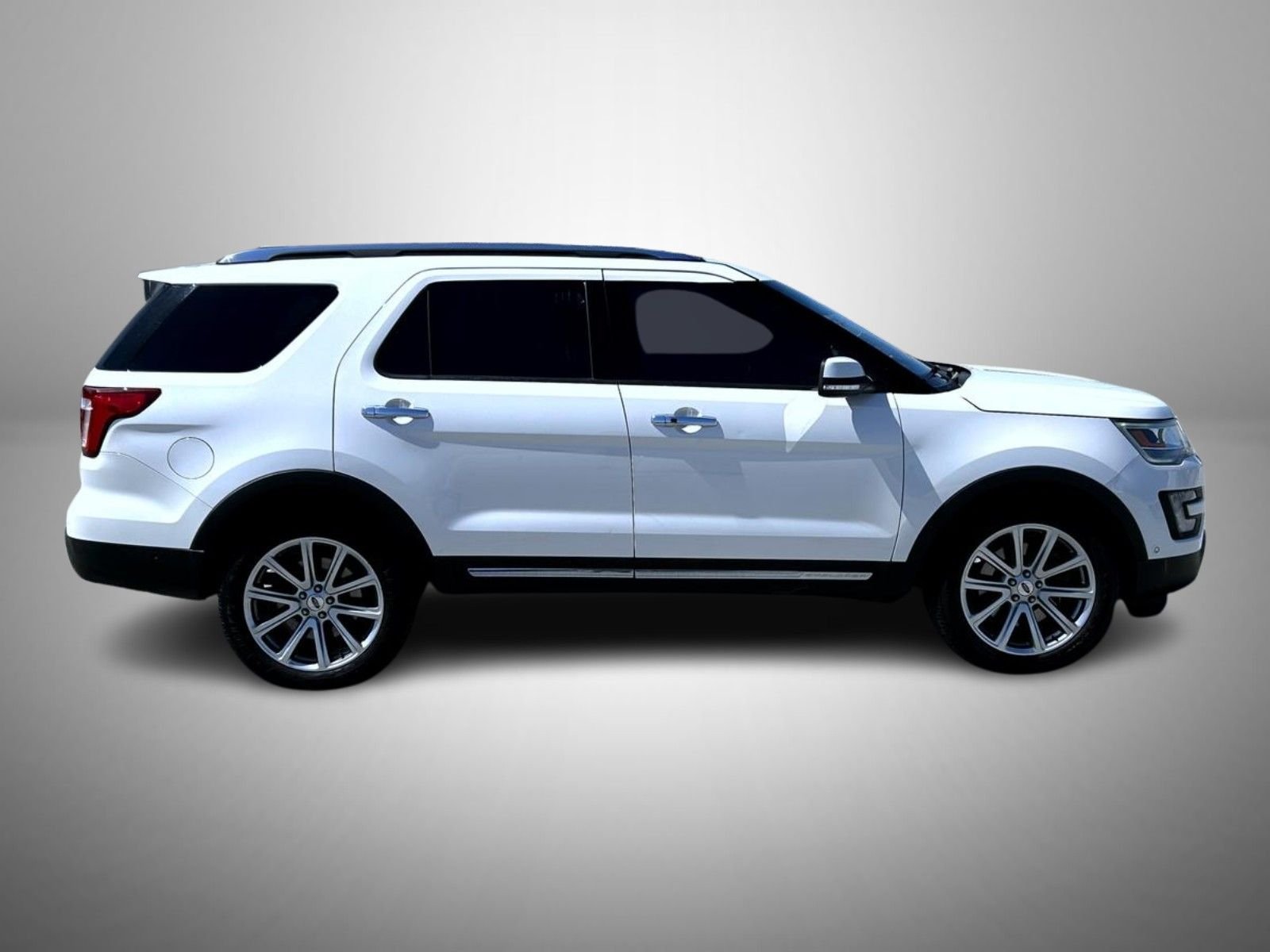 Used 2016 White Ford Limited image 4