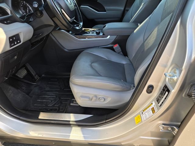 Used 2022 Silver Toyota Platinum image 16