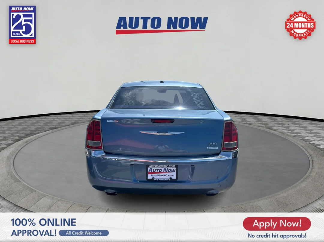 Used 2011 Sapphire Crystal Met Chrysler Limited image 8