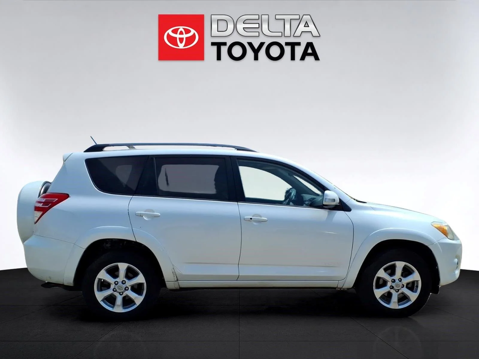 Used 2010 Blizzard Pearl Toyota Limited image 6