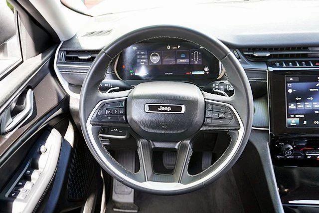 Used 2023 White Jeep Laredo image 19