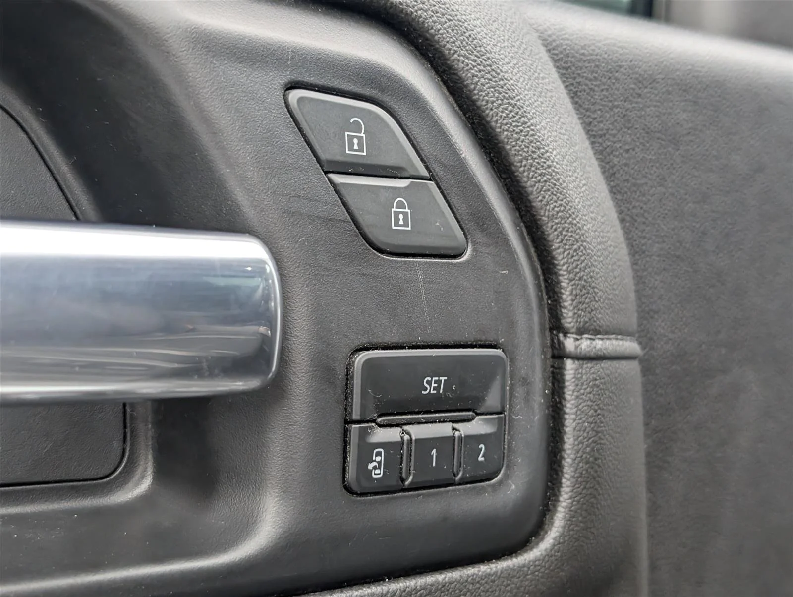 Used 2023 White Frost Tricoat GMC Denali image 17