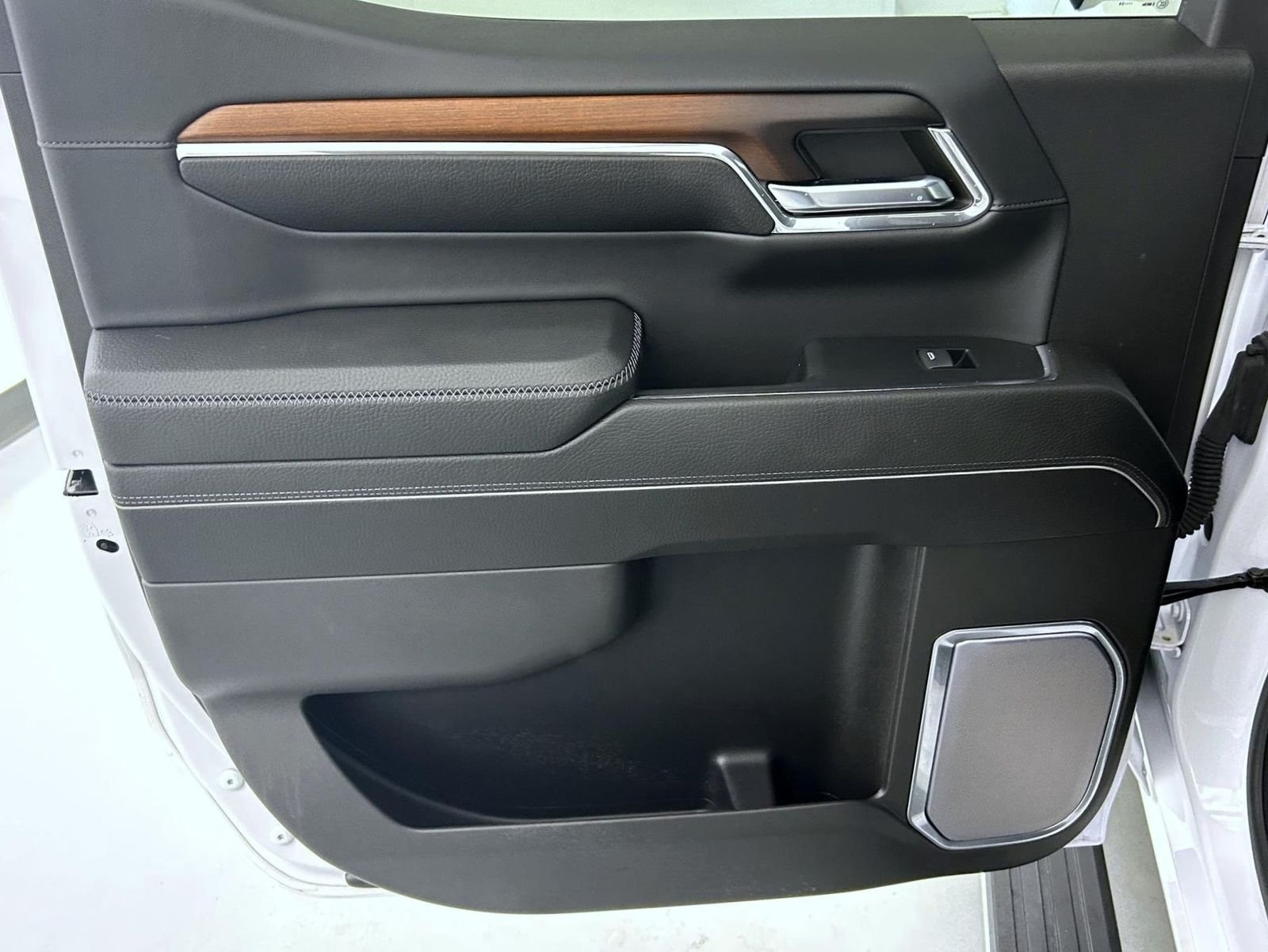 Used 2024 White GMC Denali image 21