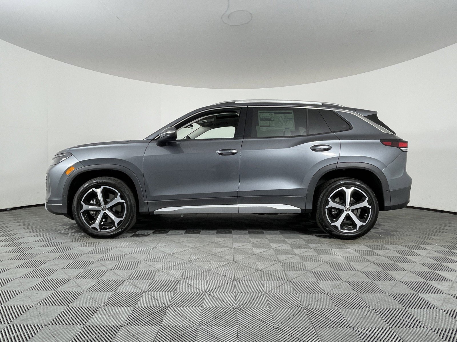 2025 Volkswagen Tiguan SE - Photo 10
