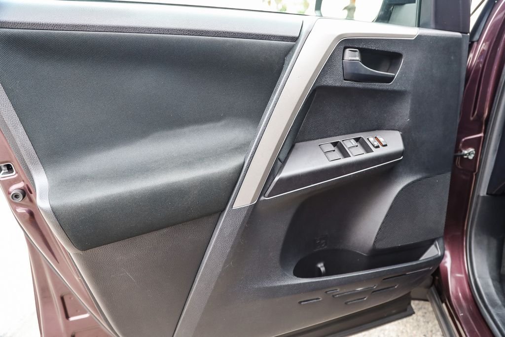 2017 Toyota RAV4 LE - Photo 20