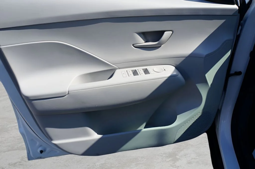 Used 2025 Atlas White Hyundai SEL image 14