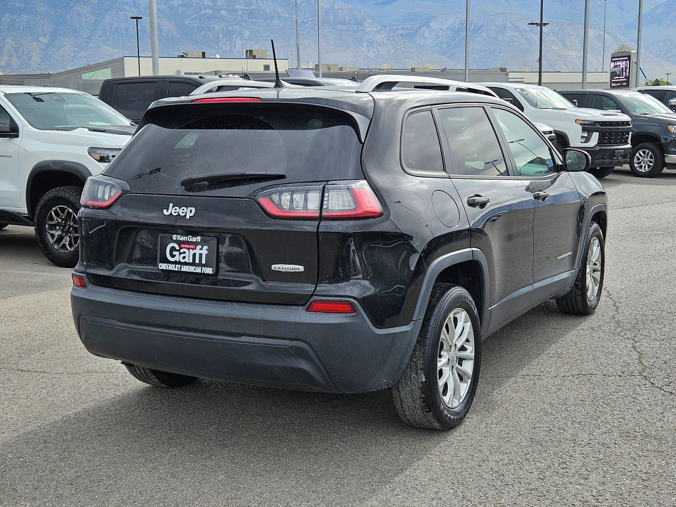 Used 2020 Diamond Black Crystal Pearlcoat Jeep Latitude image 3