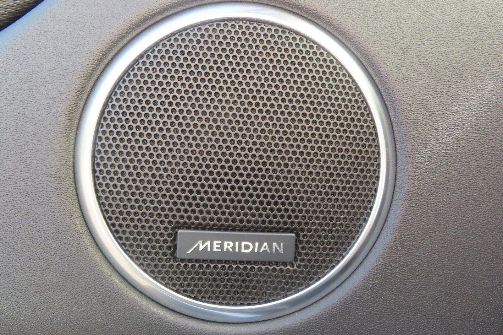 Used 2023 Hakuba Silver Metallic Land Rover SE R-Dynamic image 37