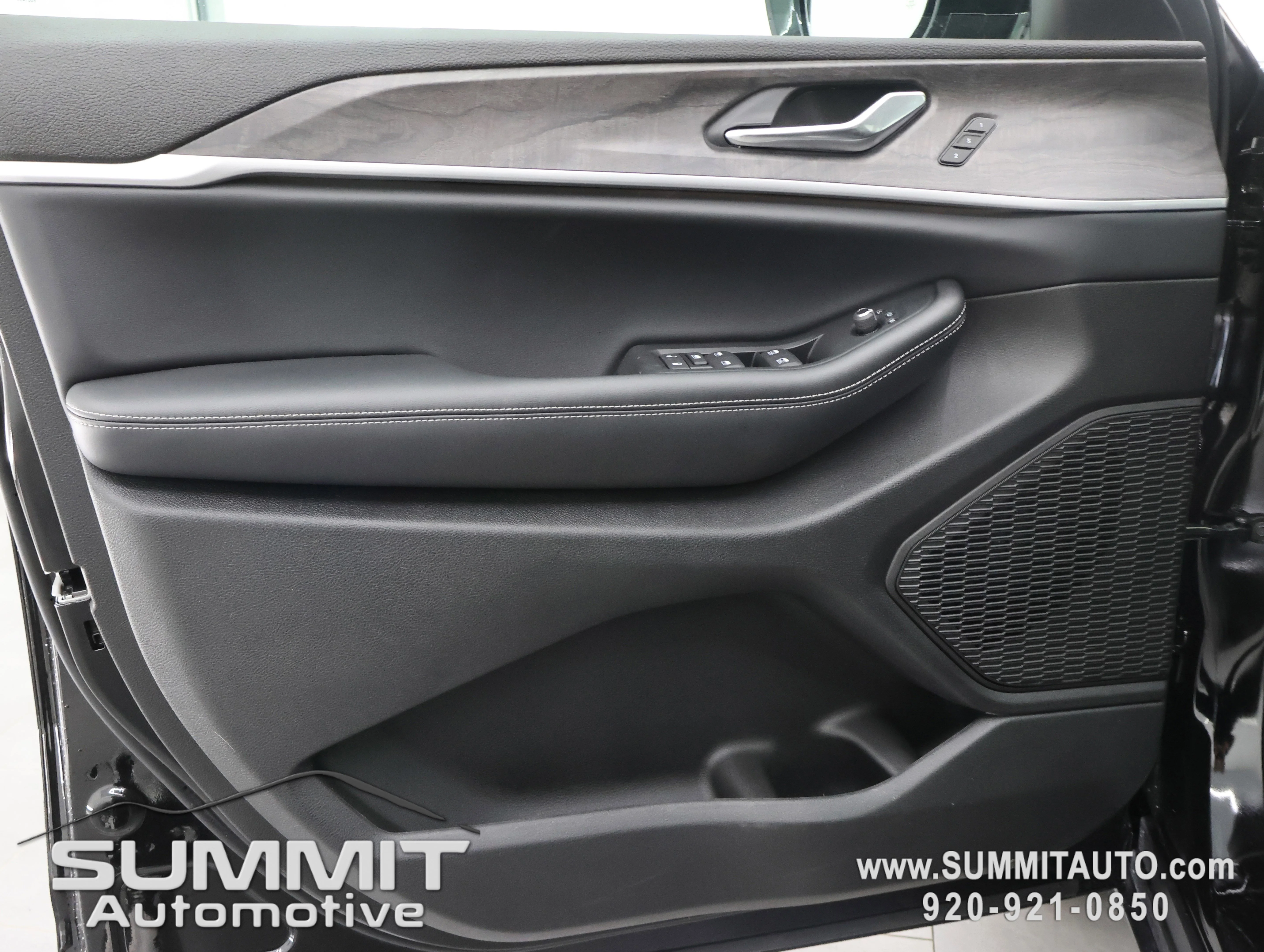 New 2025 Diamond Black Crystal Pearl-Coat Exterior Paint Jeep Limited image 44
