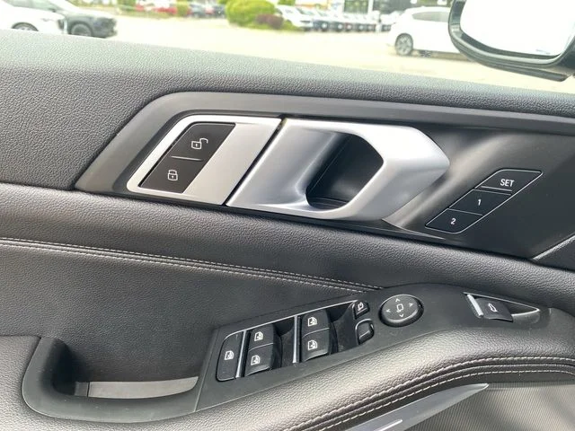 Used 2019 Black BMW xDrive40i image 14