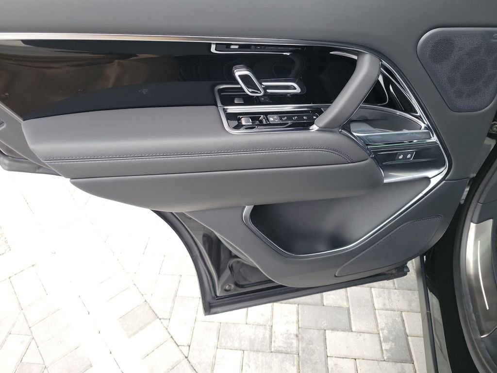 New 2027 Santorini Black Land Rover SE image 22