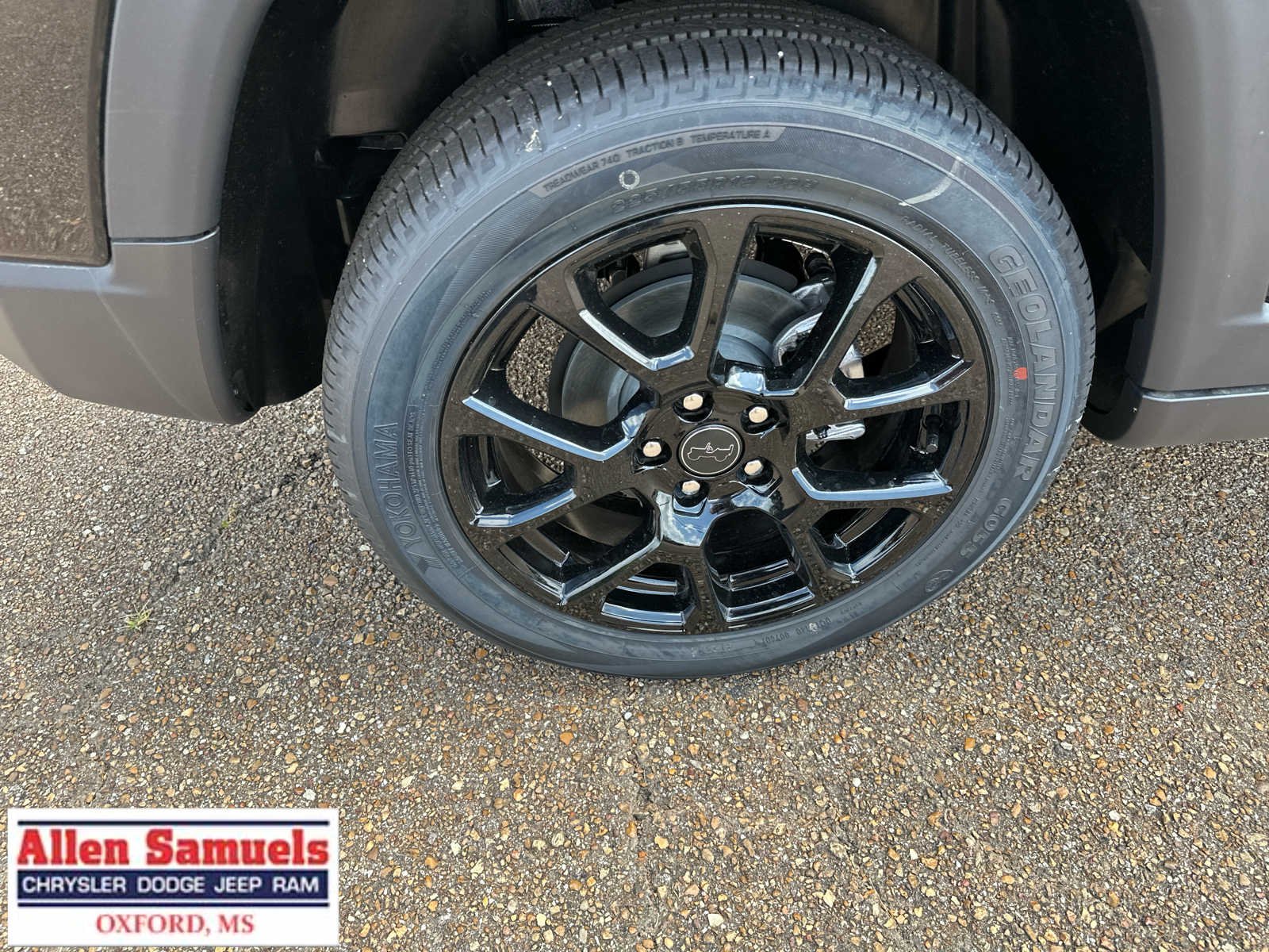 New 2026 Diamond Black Crystal Pearl-Coat Exterior Paint Jeep Latitude image 45