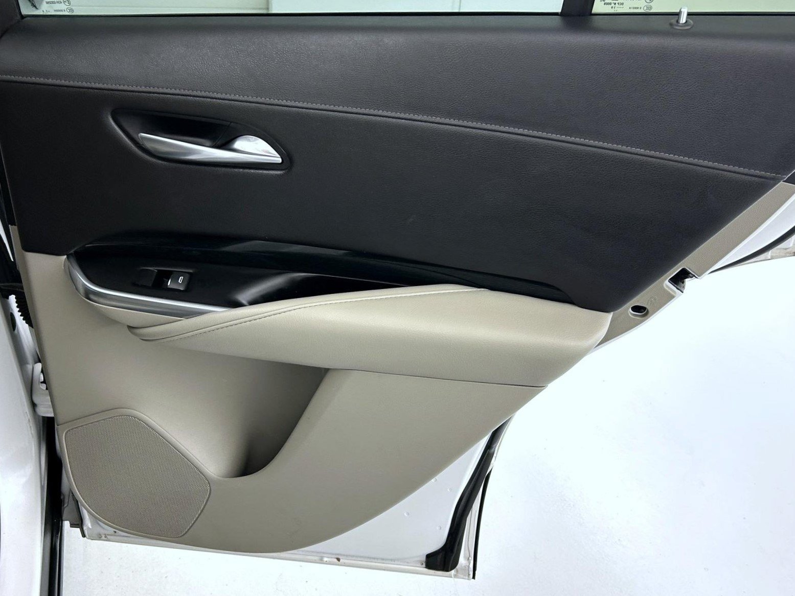 Used 2019 White Cadillac Premium Luxury image 28