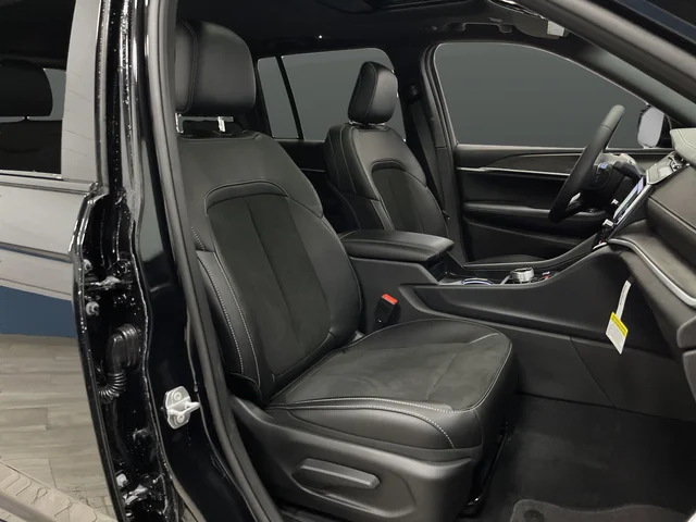 New 2026 Diamond Black Crystal Pearl-Coat Exterior Paint Jeep Altitude image 30