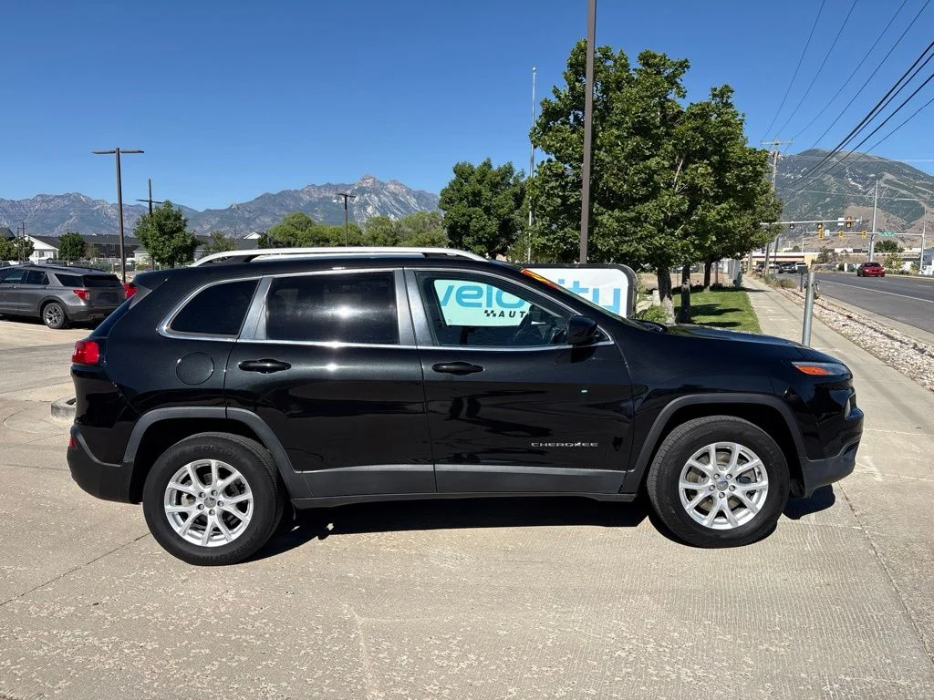 Used 2016 Black Jeep Latitude image 3