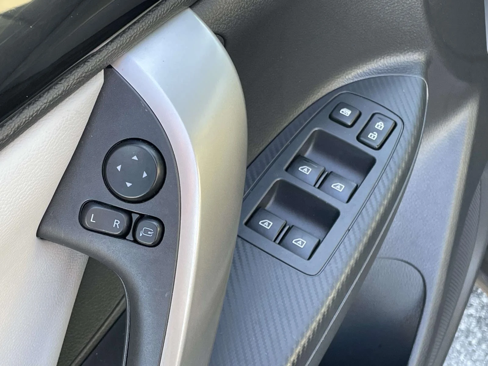 Used 2024 Mercury Gray Metallic Mitsubishi SEL image 6