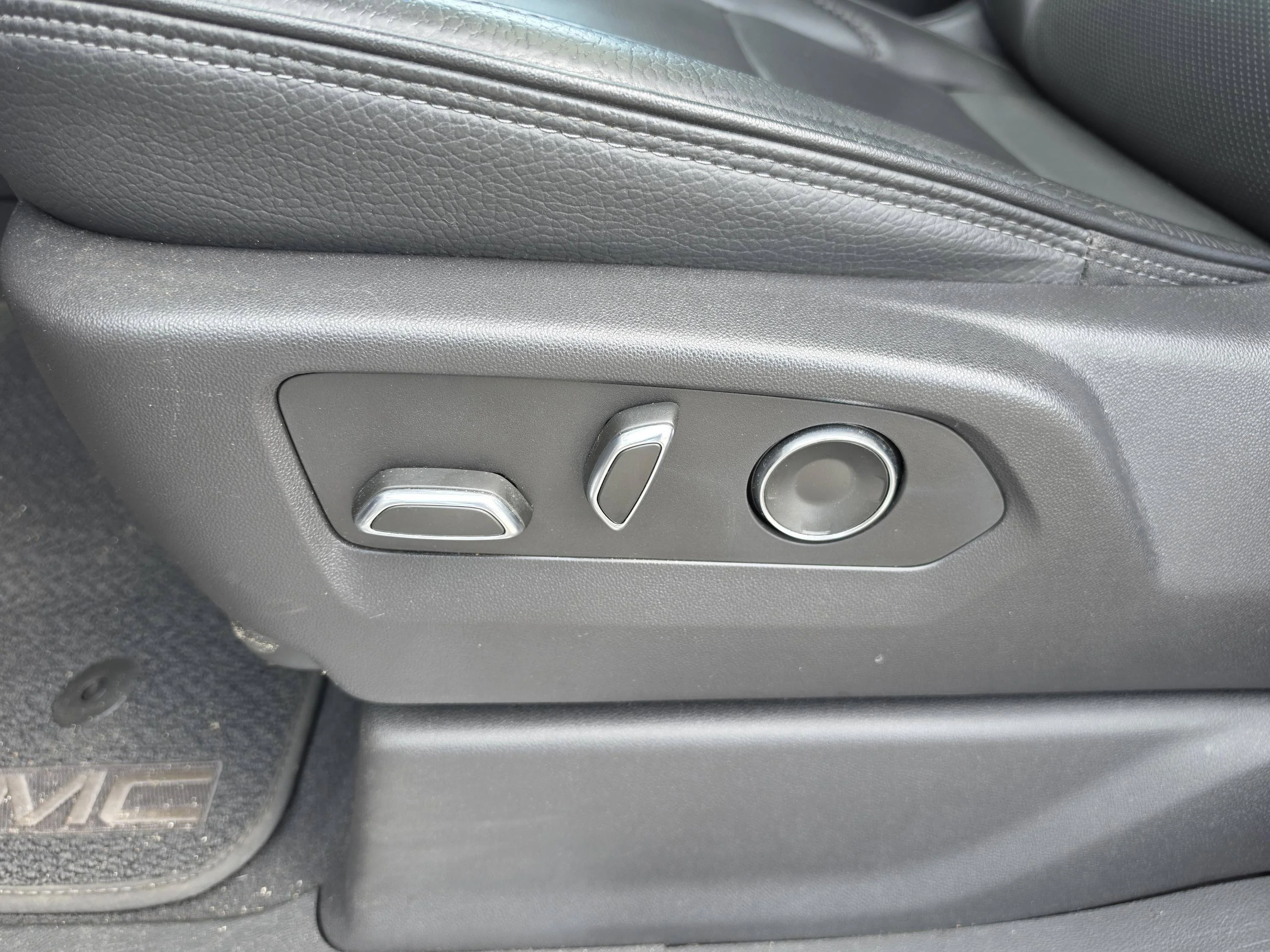 Used 2024 Sterling Metallic GMC Denali image 22