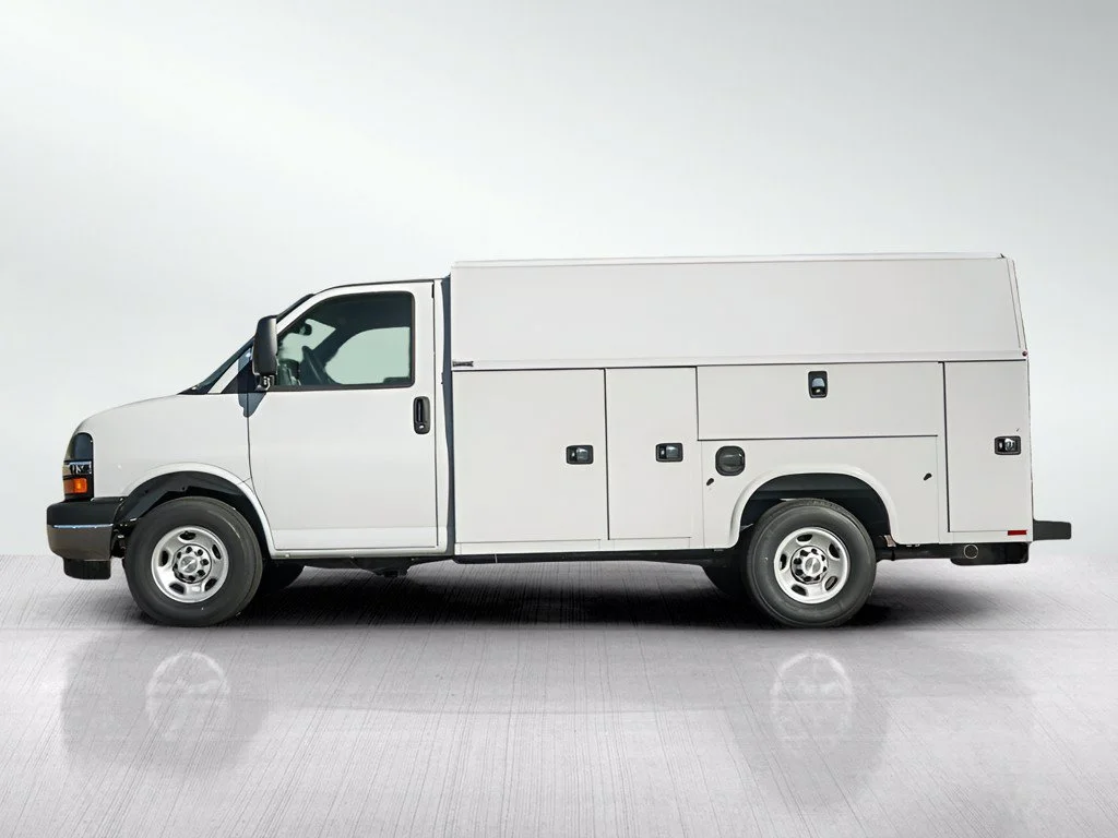 New 2026 Summit White Chevrolet 1WT image 3