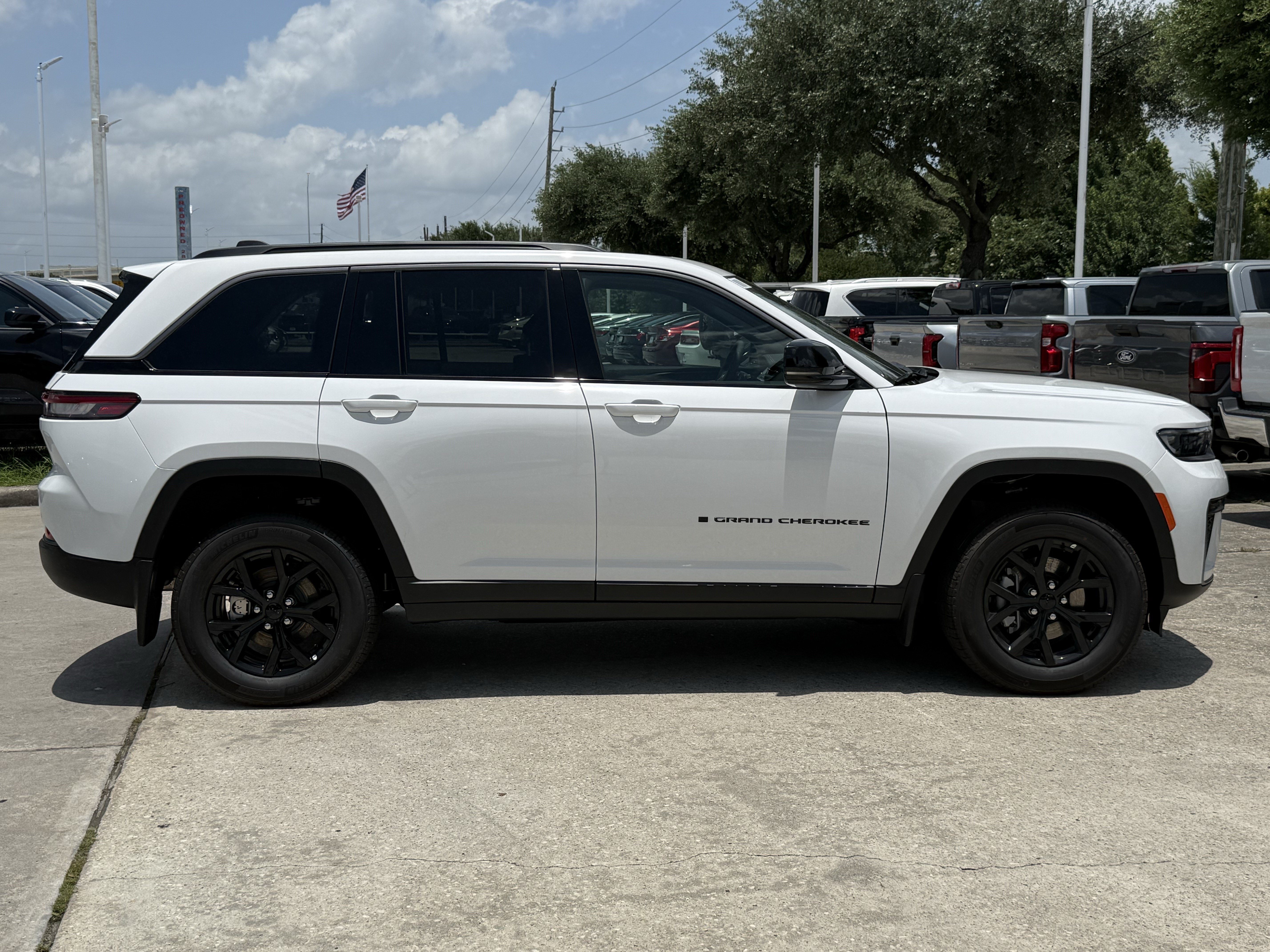 New 2026 Bright White Clearcoat Jeep Laredo Altitude image 3