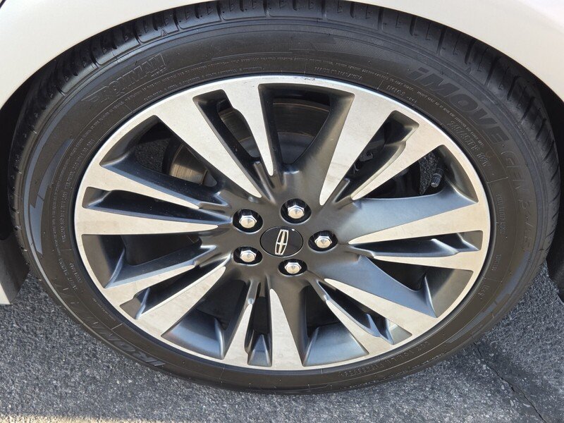 Used 2019 Silver Lincoln Reserve image 12