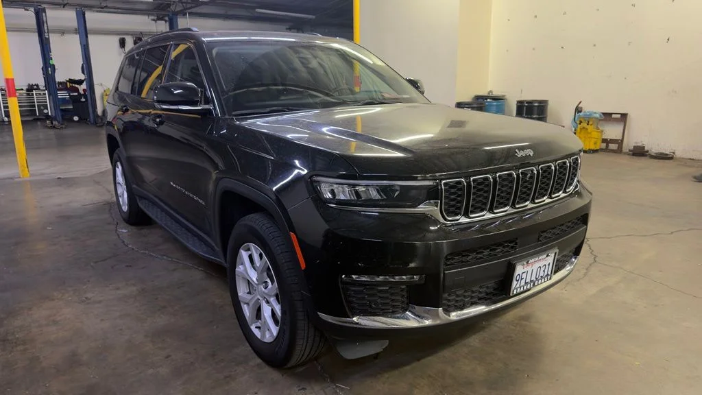 Used 2023 Diamond Black Crystal Pearl Coat Jeep Limited image 1
