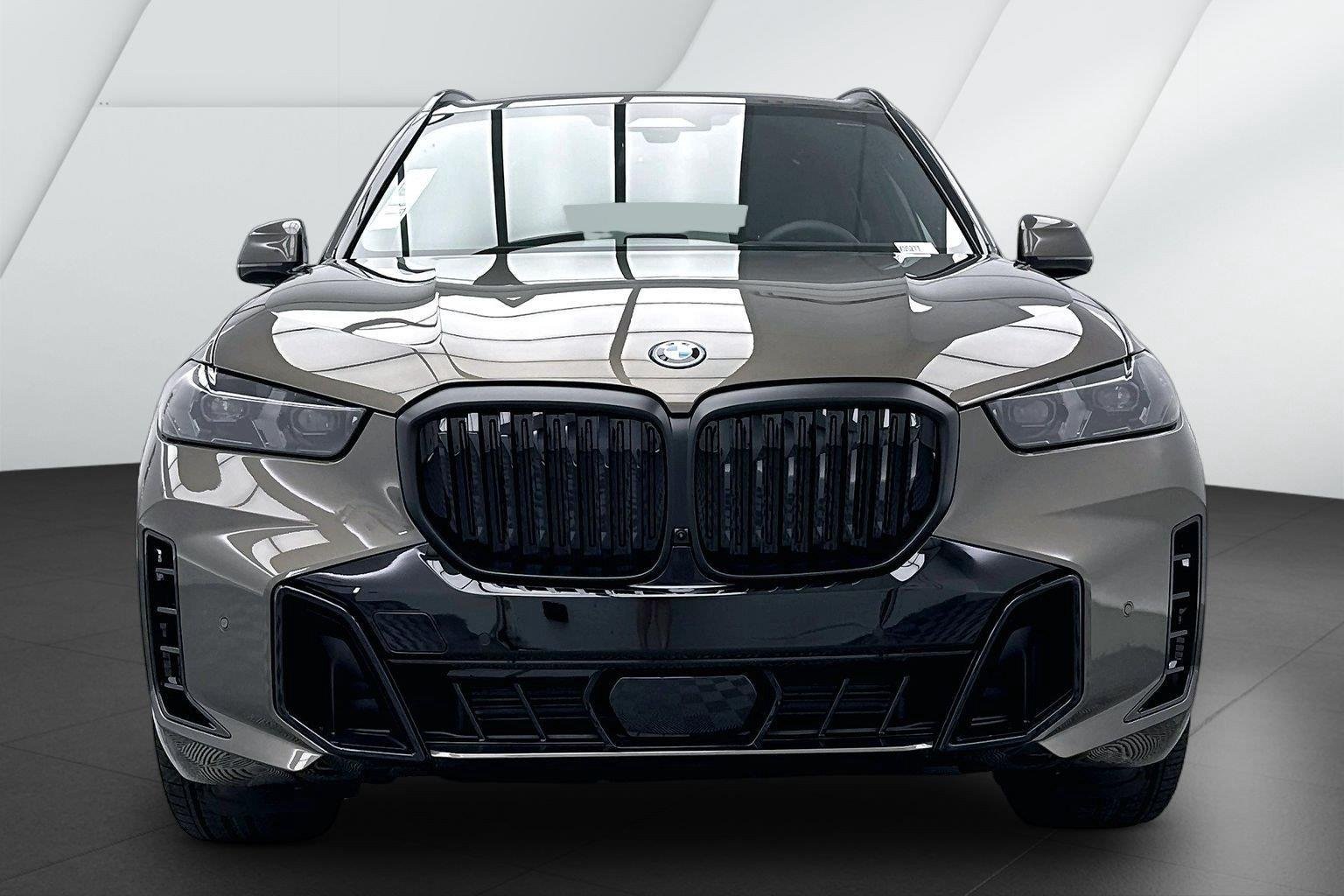 New 2026 Manhattan Green Metallic BMW xDrive50e image 2