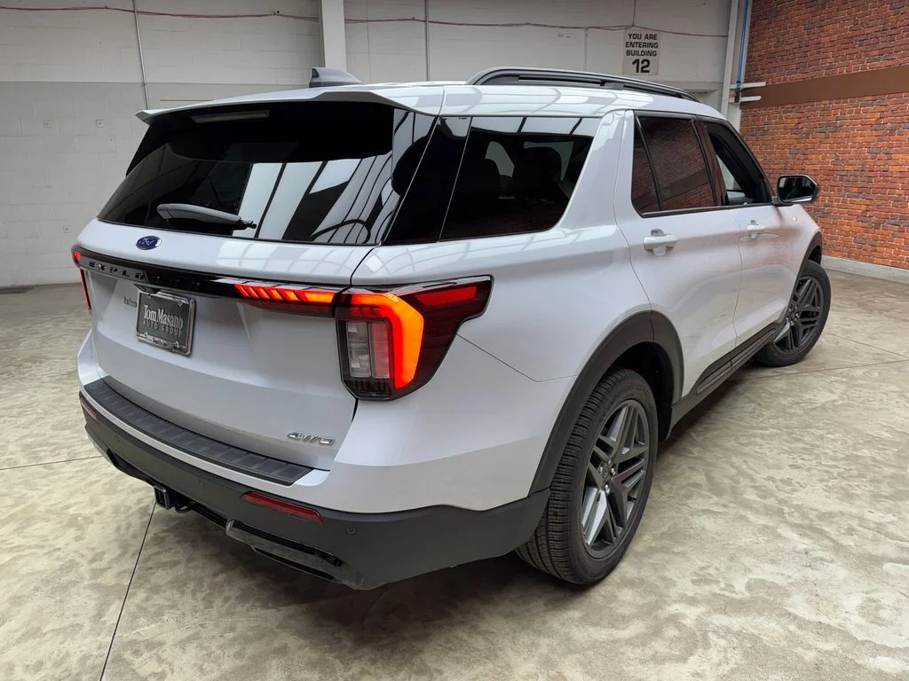 New 2026 Space White Metallic Ford ST-Line image 4
