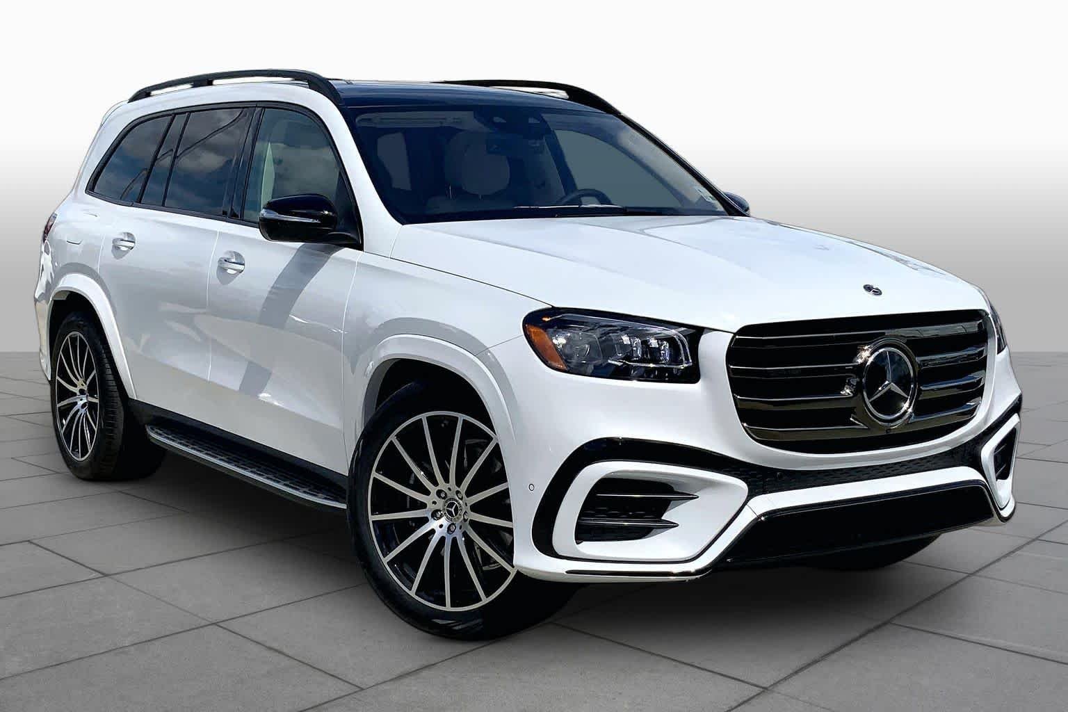 New 2026 MANUFAKTUR Moonlight White Metallic Mercedes-Benz GLS 580 image 2