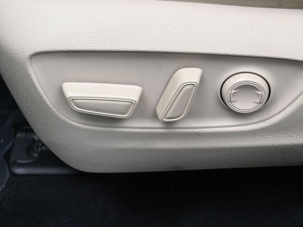 Used 2022  Toyota Limited image 10