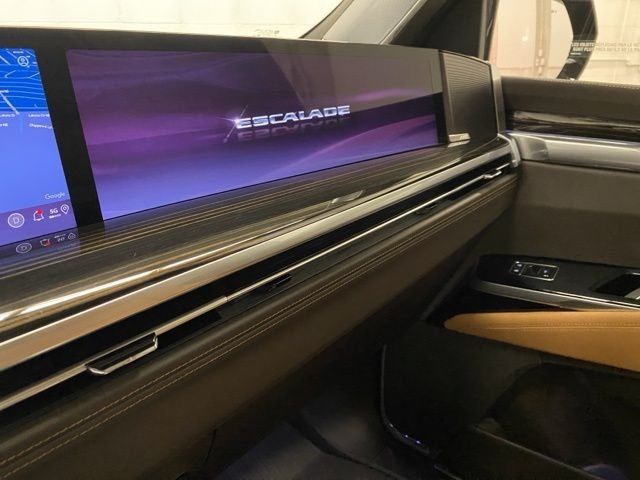 Used 2025  Cadillac Premium Luxury image 18