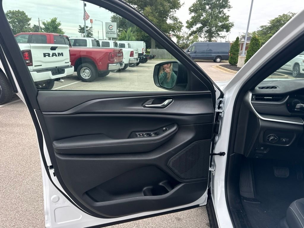 New 2026 Bright White Clear-Coat Exterior Paint Jeep Laredo X image 9