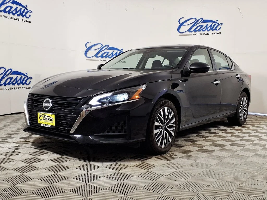 Used 2024 Super Black Nissan 2.5 SV image 5