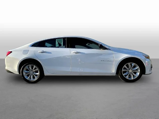 Used 2025 White Chevrolet LT image 9