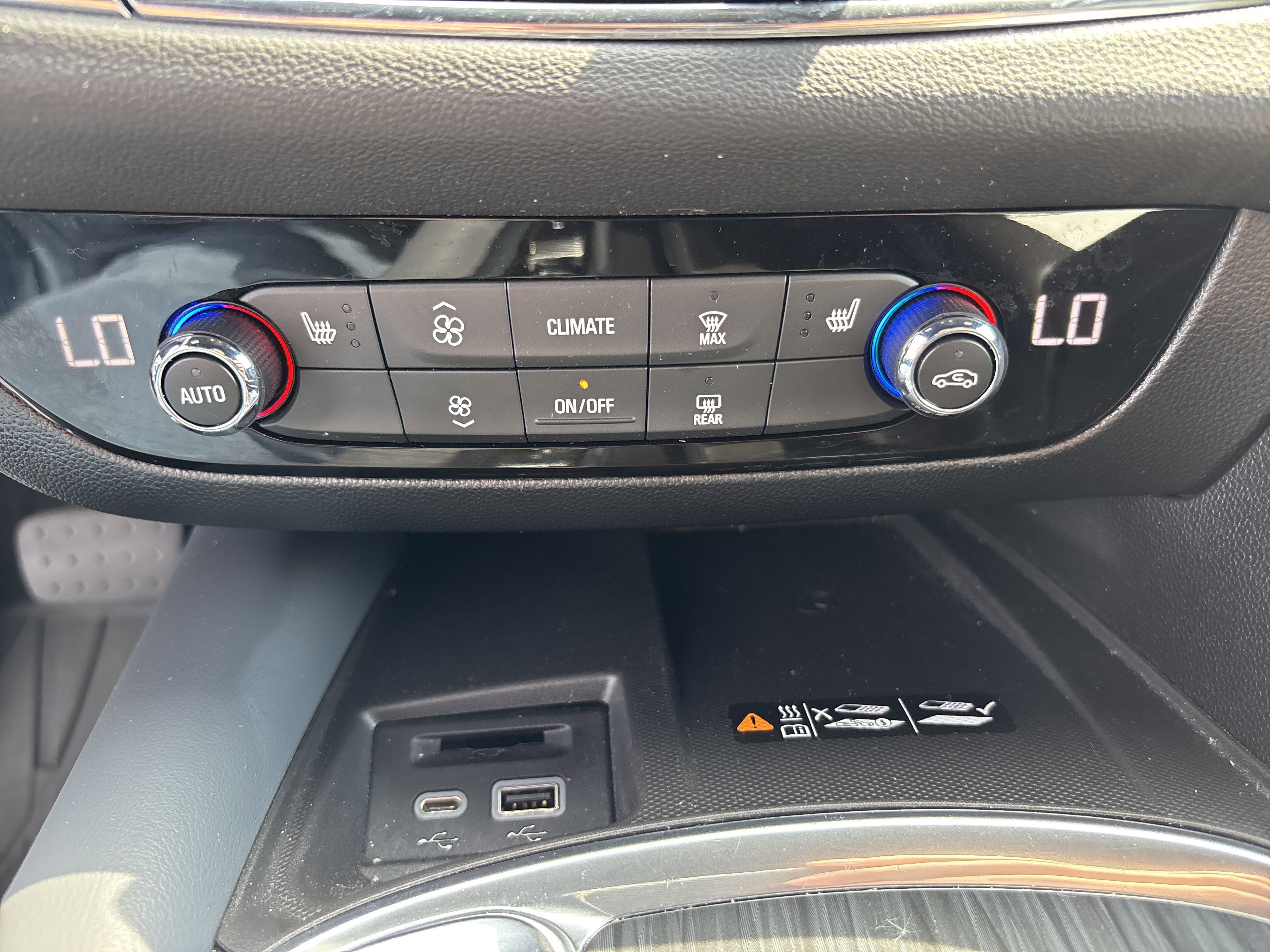 2024 Buick Enclave Essence photo 2