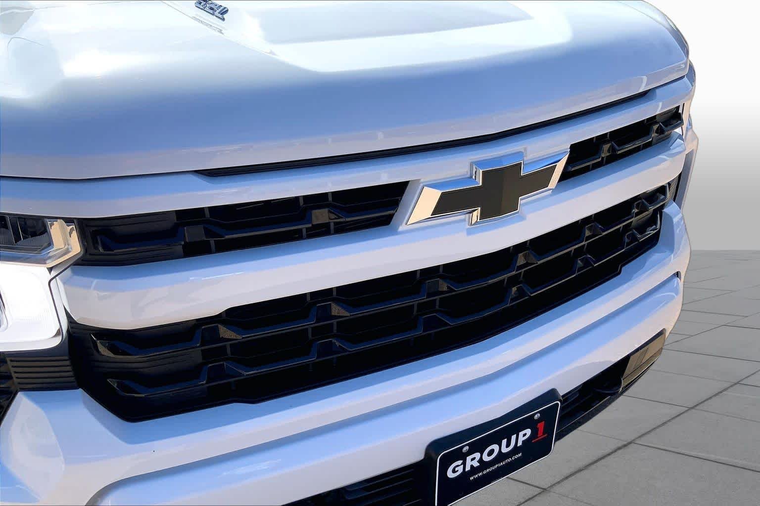 Used 2025 Summit White Chevrolet RST image 30