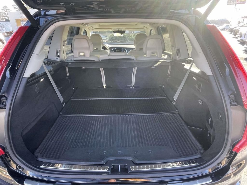 Used 2022 Black Volvo T6 Momentum image 9