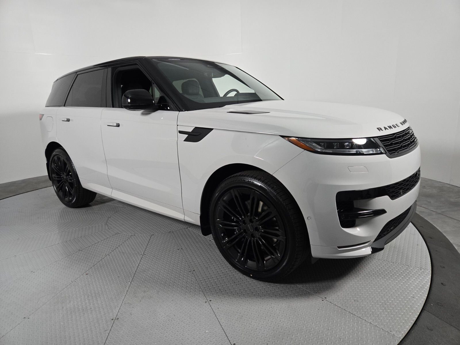 New 2026 Borasco Grey Land Rover Dynamic SE image 16
