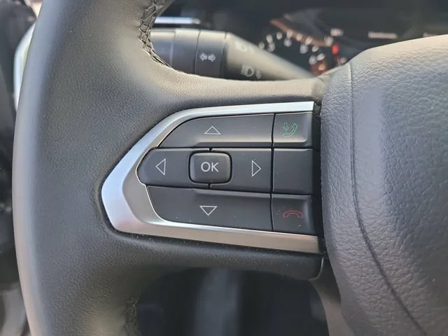 Used 2024 Silver Jeep Latitude image 25