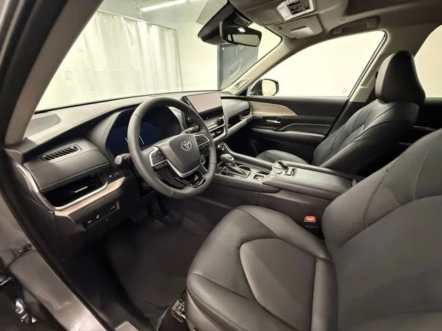Certified Used 2025  Toyota Limited image 12