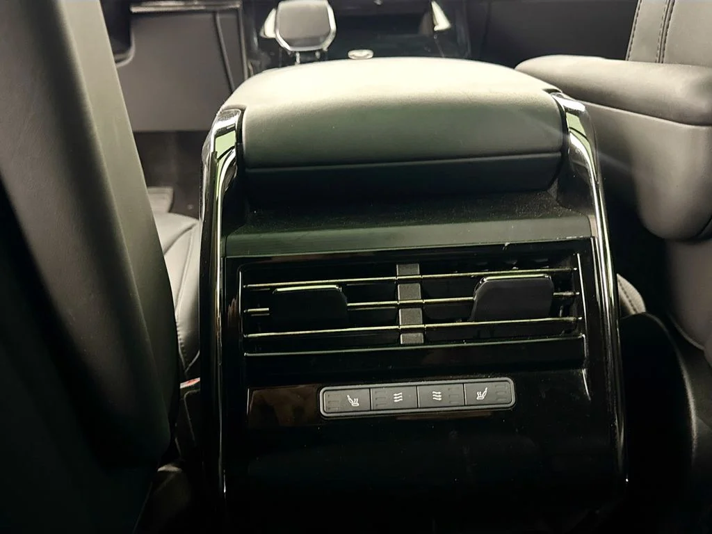 Used 2025 White Land Rover SE image 26