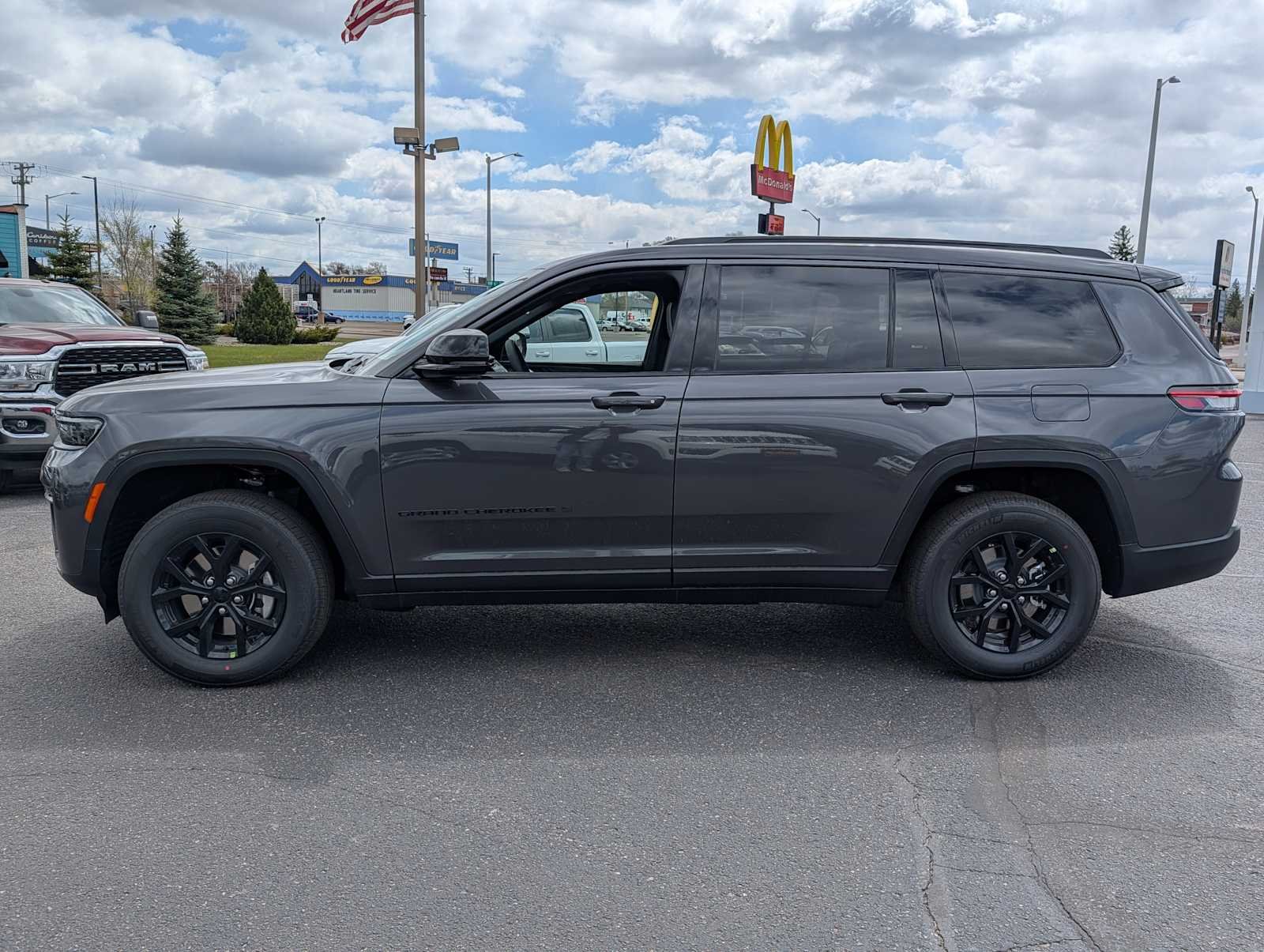 New 2026 Baltic Gray Metallic Clear-Coat Exterior Paint Jeep Laredo Altitude image 4