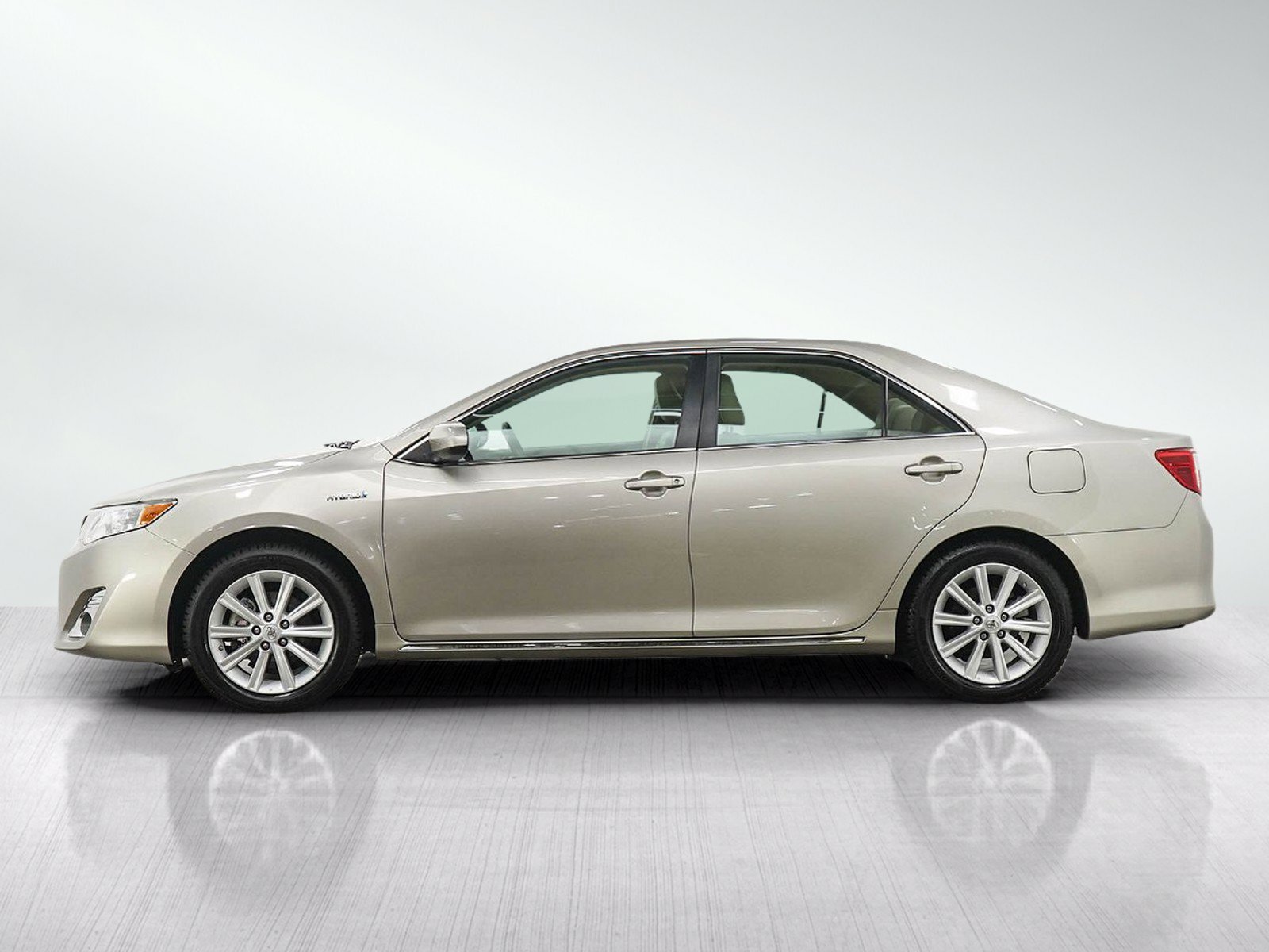 Used 2014 Creme Brulee Mica Toyota 4dr Sdn XLE (Natl) *Ltd Avail* image 2