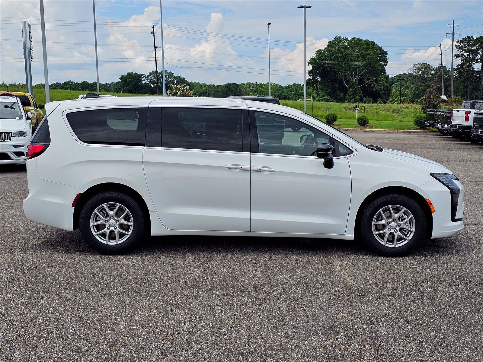 New 2027 Bright White Clearcoat Chrysler Select image 7