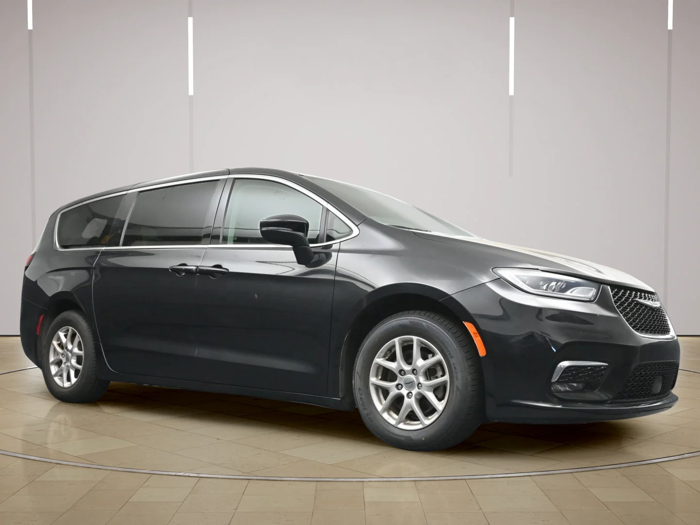 Used 2023 Brilliant Black Crystal Pearlcoat Chrysler Touring L image 26