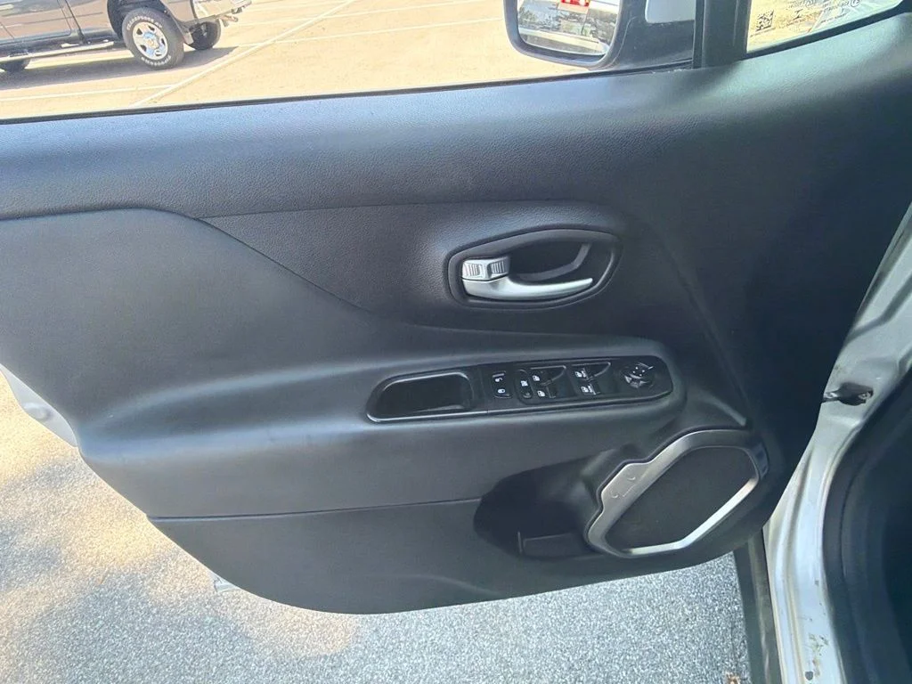 Used 2018 Silver Jeep Limited image 18