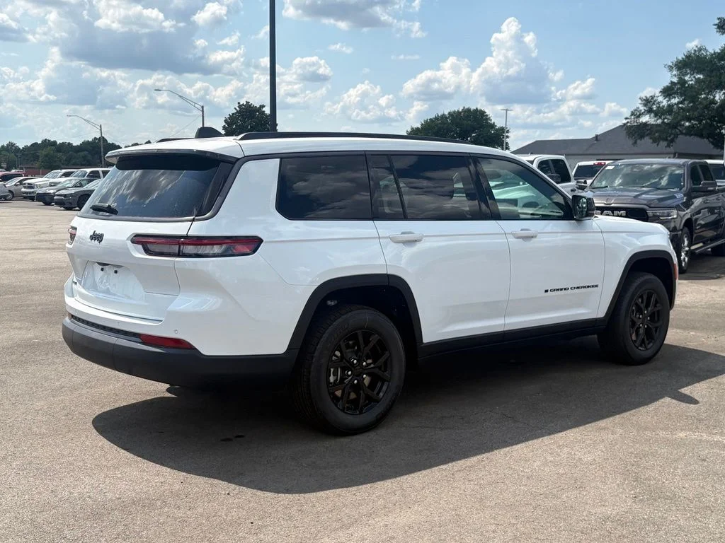 New 2026 Bright White Clear-Coat Exterior Paint Jeep Altitude image 8