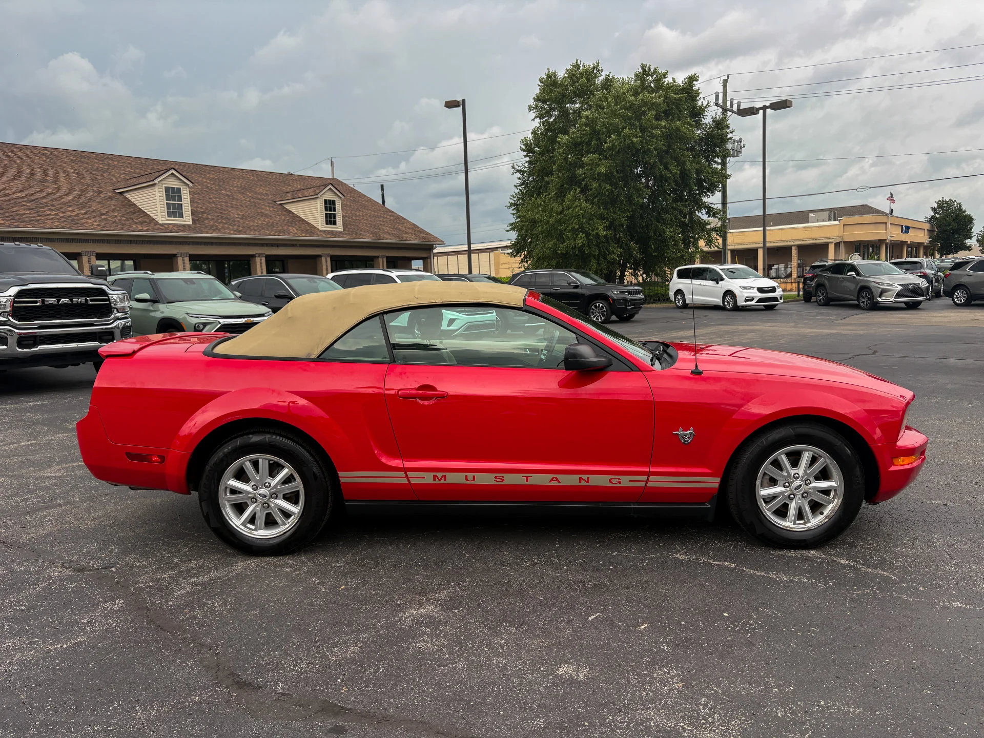 Used 2009 Red Ford V6 image 15
