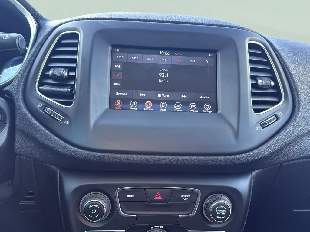 Used 2018 Gray Jeep Latitude image 22