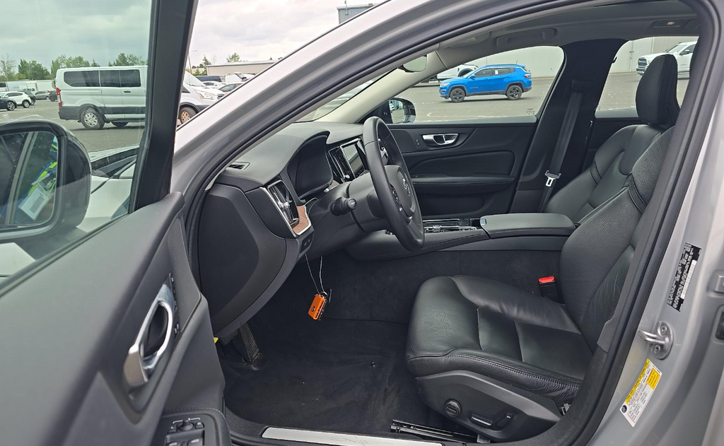 Used 2023  Volvo T8 Plus Dark Theme image 7