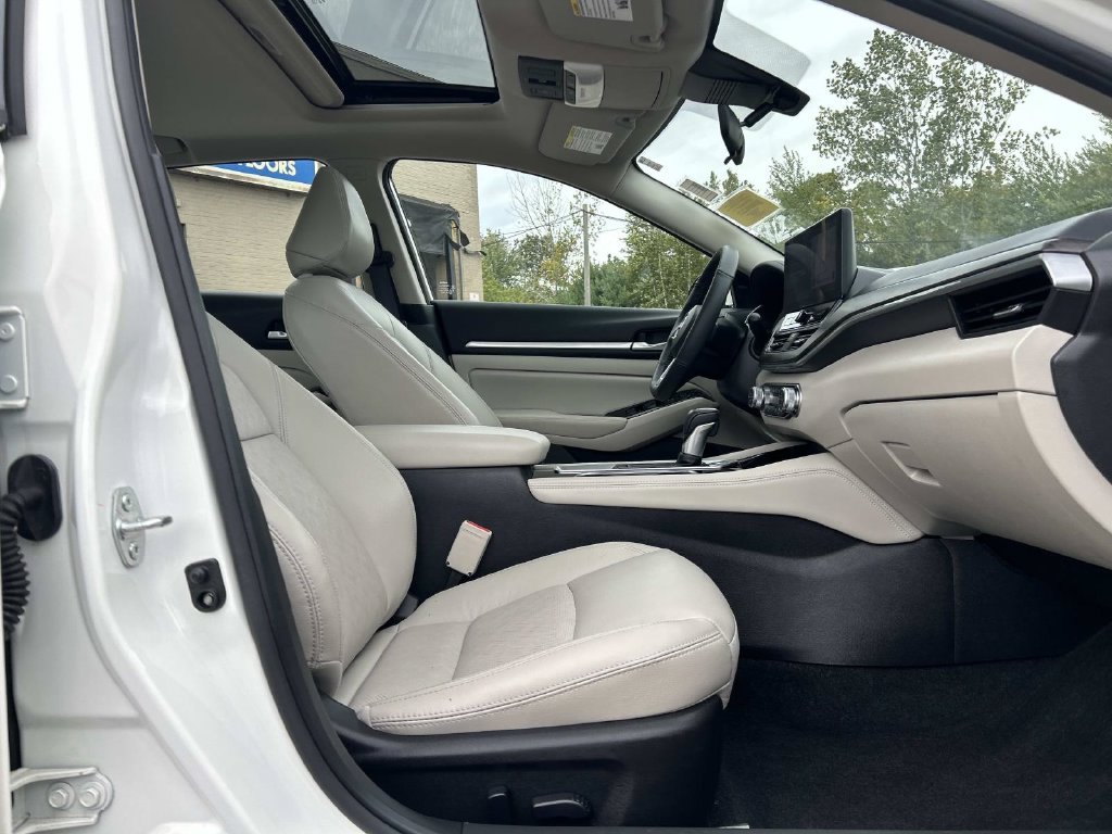 Used 2024 White Nissan 2.5 SL image 17